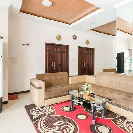 Reddoorz Syariah @ Jalan Simpang Gajayana Hotel Malang Exterior photo