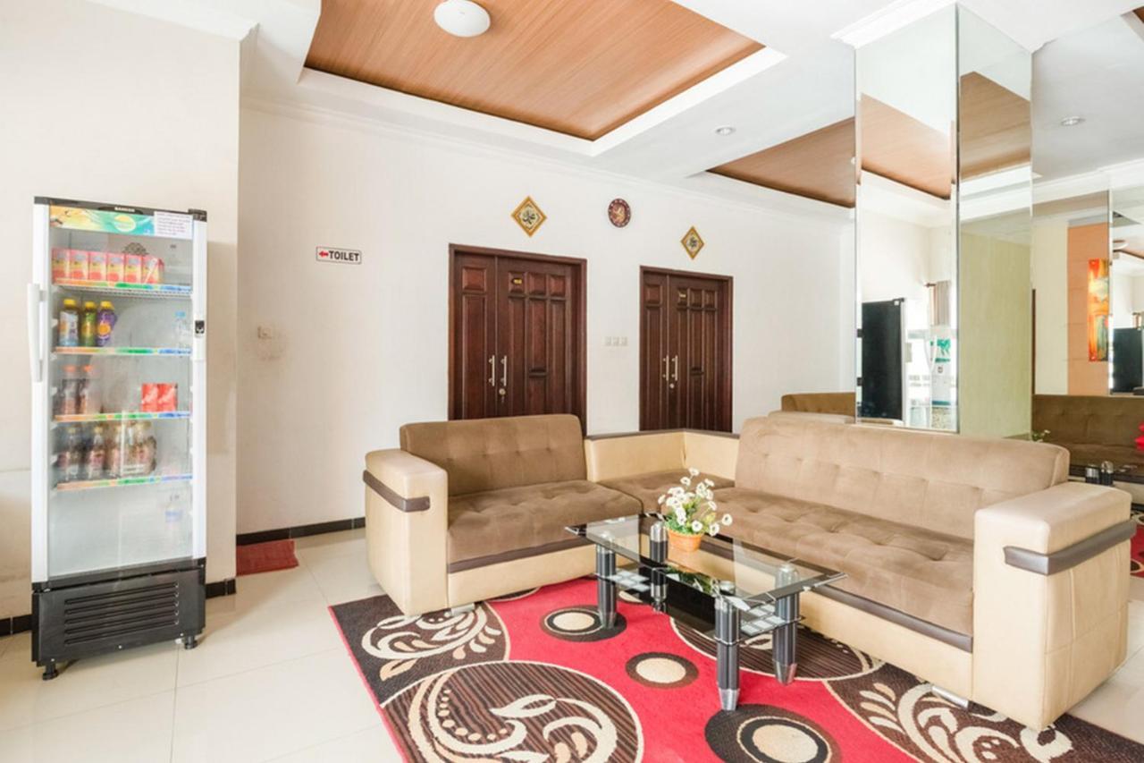 Reddoorz Syariah @ Jalan Simpang Gajayana Hotel Malang Exterior photo