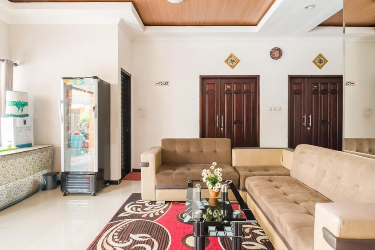 Reddoorz Syariah @ Jalan Simpang Gajayana Hotel Malang Exterior photo