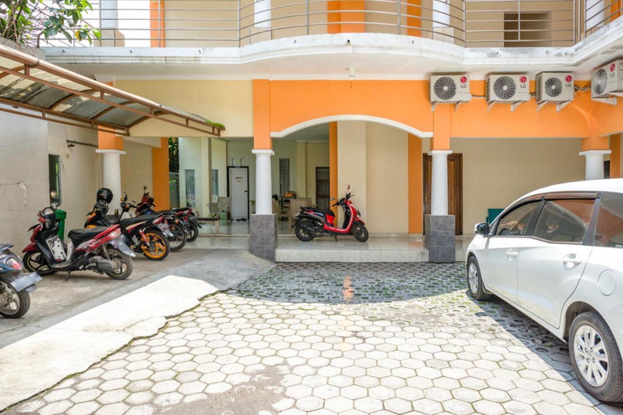 Reddoorz Syariah @ Jalan Simpang Gajayana Hotel Malang Exterior photo