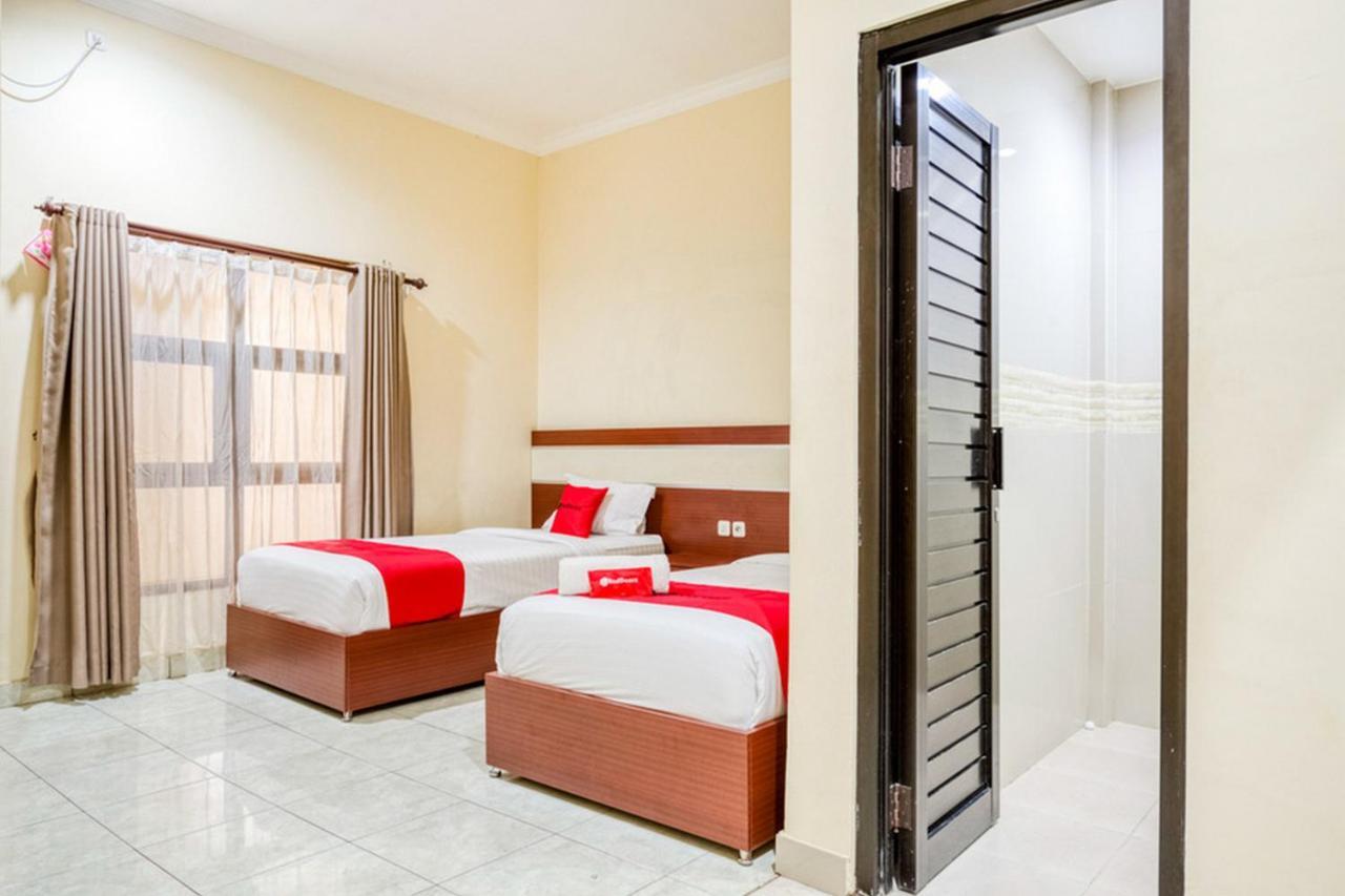 Reddoorz Syariah @ Jalan Simpang Gajayana Hotel Malang Exterior photo