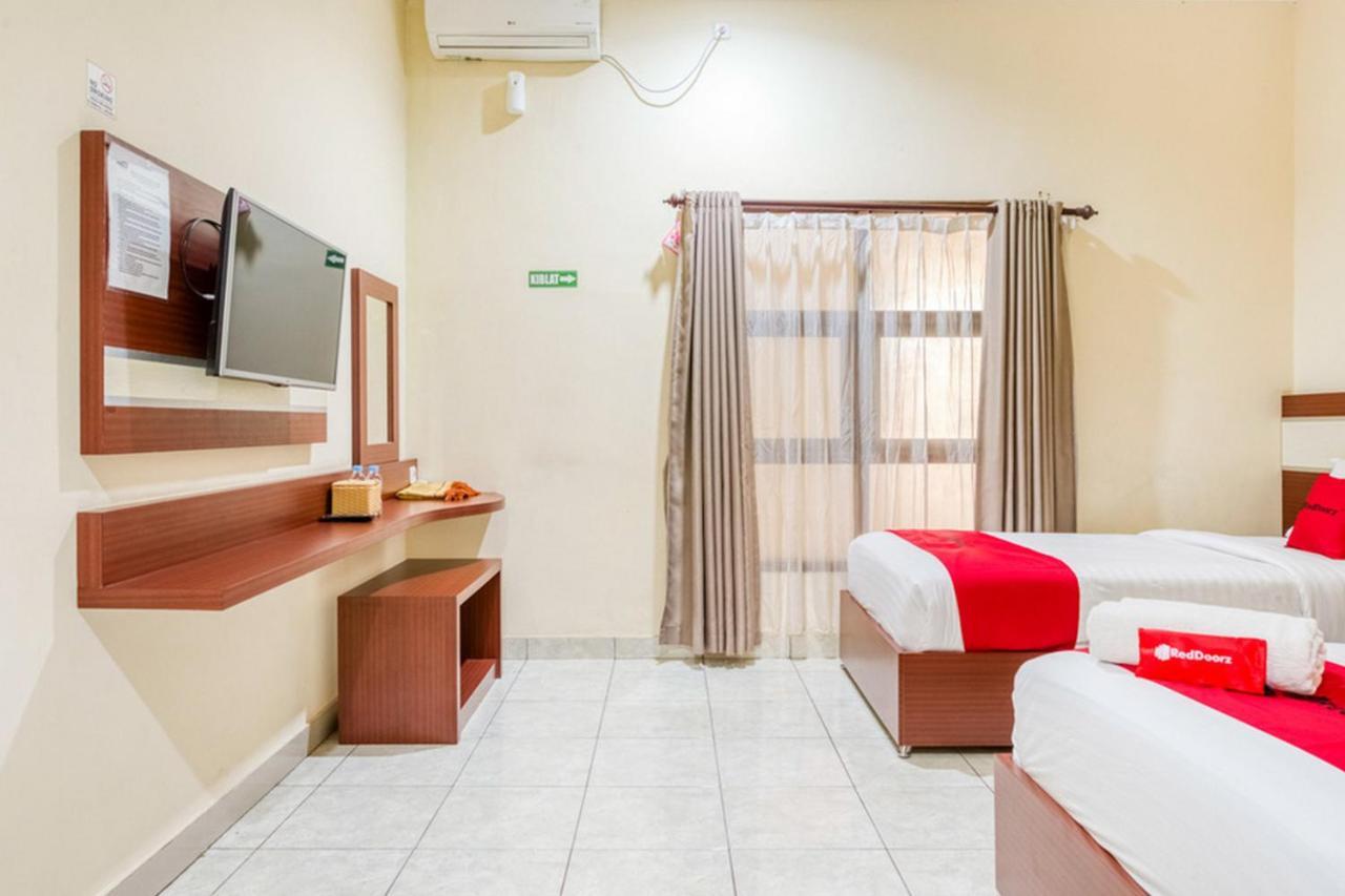 Reddoorz Syariah @ Jalan Simpang Gajayana Hotel Malang Exterior photo